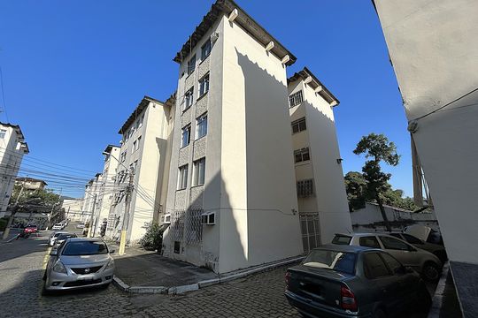 Fachada do bloco de apartamento para alugar com 2 quartos, 55m² em Praça Seca, Rio de Janeiro