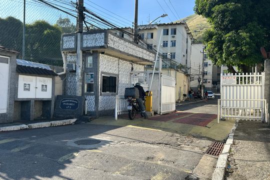 Fachada e portaria de apartamento para alugar com 2 quartos, 55m² em Praça Seca, Rio de Janeiro
