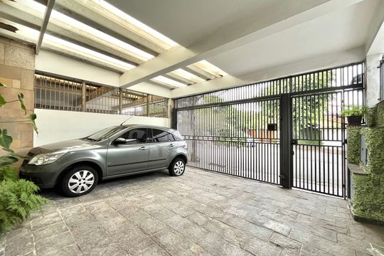 Garagem de casa à venda com 3 quartos, 135m² em Parque Jabaquara, São Paulo