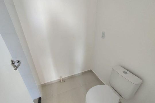 Banheiro 2 de apartamento para alugar com 2 quartos, 57m² em Serraria, São José