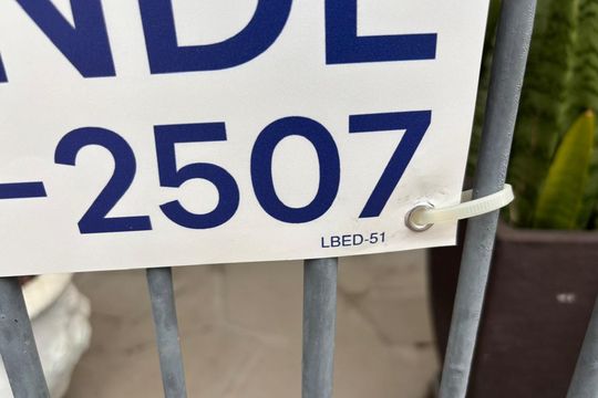 Plaquinha Instalada código LBED-51 de casa à venda com 3 quartos, 80m² em Jardim Sabará, Porto Alegre