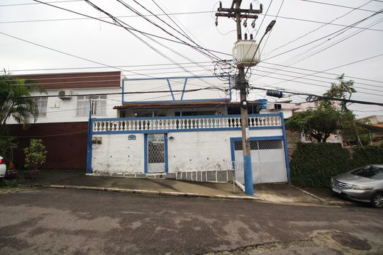 Fachada de casa à venda com 3 quartos, 103m² em Taquara, Rio de Janeiro