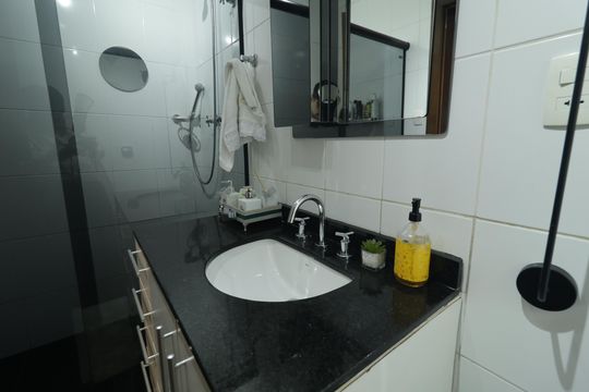 Banheiro de apartamento à venda com 2 quartos, 86m² em Liberdade, São Paulo