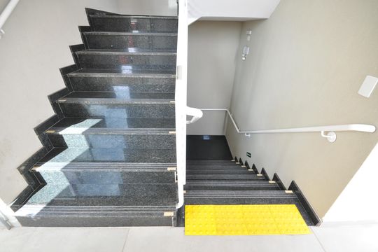 Escada de apartamento para alugar com 2 quartos, 37m² em Vila Paiva, São Paulo