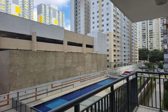 Varanda com vista para Piscina  de apartamento para alugar com 3 quartos, 75m² em Picanço, Guarulhos