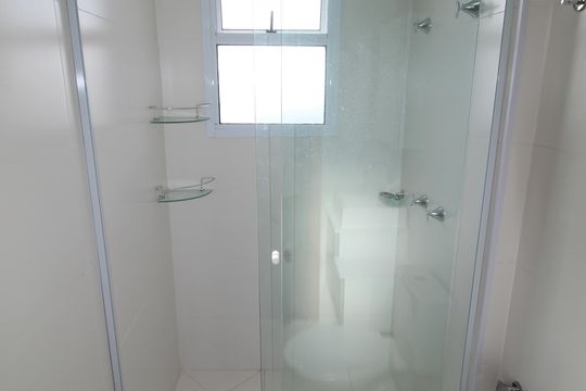 Banheiro da Suíte de apartamento para alugar com 3 quartos, 68m² em Colinas do Paratehy, São José dos Campos