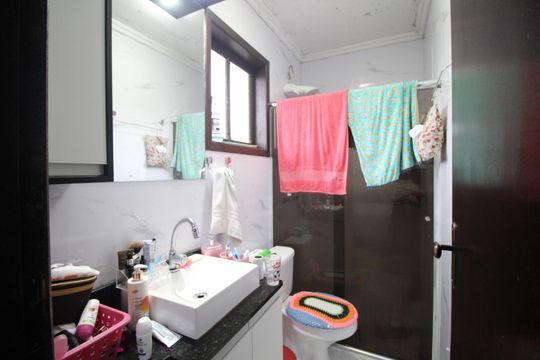 Banheiro da Suíte 1 de casa à venda com 3 quartos, 170m² em Jardim Itu, Porto Alegre