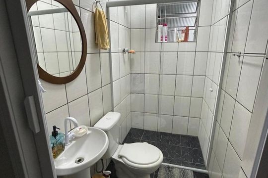 Banheiro de casa à venda com 3 quartos, 100m² em Parque Maria Domitila, São Paulo