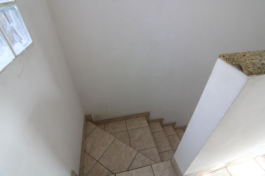 escada acesso piso inferior de casa de condomínio à venda com 2 quartos, 65m² em Vila Ré, São Paulo