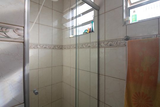 Banheiro social de casa de condomínio à venda com 2 quartos, 65m² em Vila Ré, São Paulo