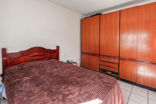 Casa à venda com 4 quartos, 270m² em Jardim Marisa, São Paulo