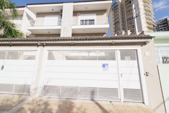 Fachada de casa à venda com 3 quartos, 250m² em Centro, Osasco