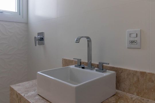 Banheiro do Quarto 2 de casa de condomínio para alugar com 3 quartos, 330m² em Pedra Redonda, Porto Alegre