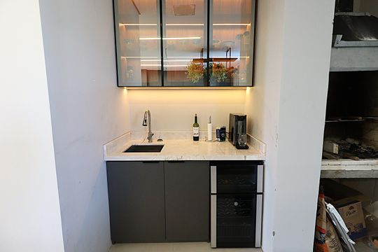Sala  cozinha americana integrada de casa de condomínio para alugar com 2 quartos, 196m² em Mário Quintana, Viamão