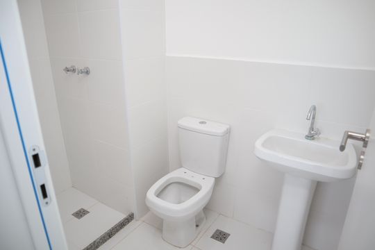 banheiro 1 de apartamento à venda com 2 quartos, 55m² em Camorim, Rio de Janeiro