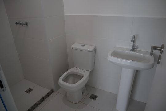 banheiro 1 de apartamento à venda com 2 quartos, 55m² em Camorim, Rio de Janeiro