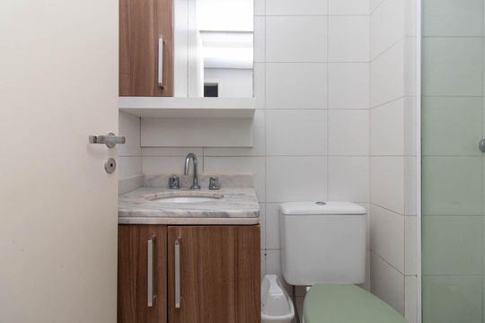 Banheiro Social de apartamento para alugar com 2 quartos, 59m² em Menino Deus, Porto Alegre