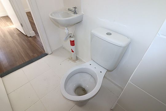Banheiro de apartamento à venda com 2 quartos, 43m² em Rubem Berta, Porto Alegre