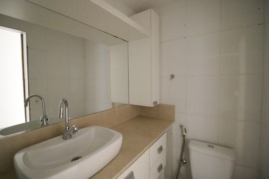 Banheiro de apartamento à venda com 2 quartos, 65m² em Tanque, Rio de Janeiro