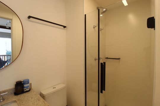 Banheiro de kitnet/studio para alugar com 1 quarto, 27m² em Vila Nova Conceição, São Paulo
