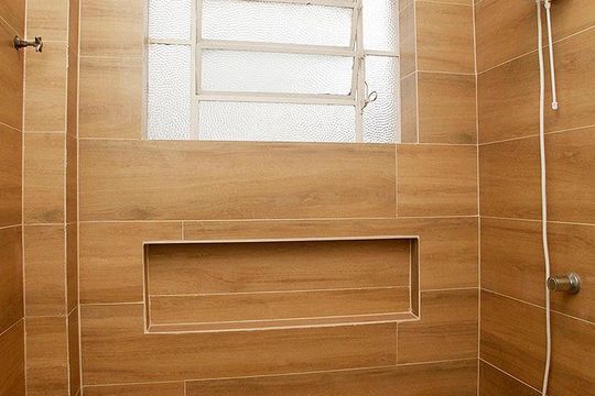 Banheiro de apartamento à venda com 2 quartos, 71m² em Auxiliadora, Porto Alegre