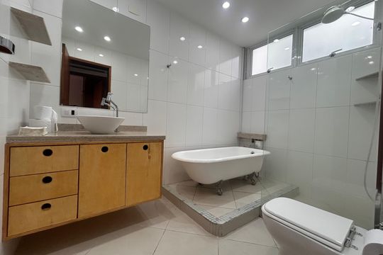 Banheiro social  de apartamento para alugar com 2 quartos, 67m² em Santo Amaro, São Paulo
