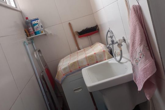 Área de serviço de apartamento para alugar com 2 quartos, 45m² em Mosela, Petrópolis