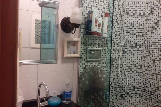 Banheiro de apartamento para alugar com 2 quartos, 45m² em Mosela, Petrópolis