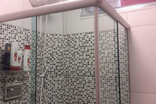 Banheiro de apartamento para alugar com 2 quartos, 45m² em Mosela, Petrópolis