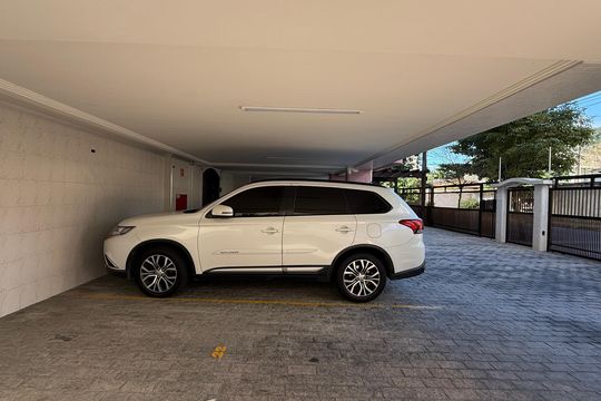 Garagem de apartamento para alugar com 3 quartos, 120m² em Jardim das Palmas, Guarujá