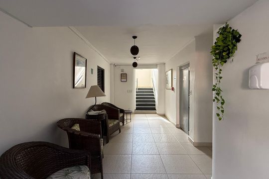 Hall de entrada de apartamento para alugar com 3 quartos, 120m² em Jardim das Palmas, Guarujá