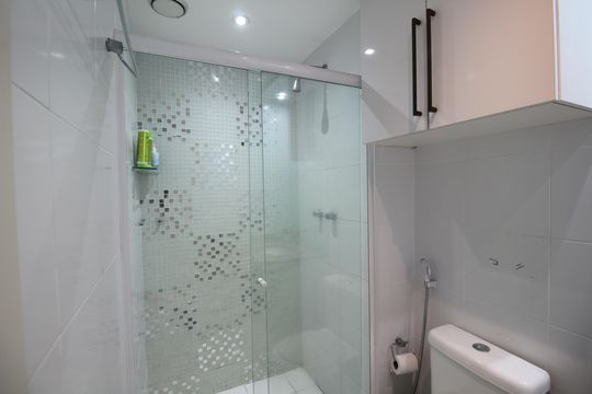 Banheiro Social de apartamento para alugar com 2 quartos, 78m² em Barra Olímpica, Rio de Janeiro