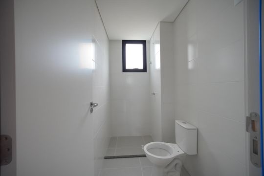 Banheiro Social de apartamento para alugar com 2 quartos, 52m² em Serraria, São José