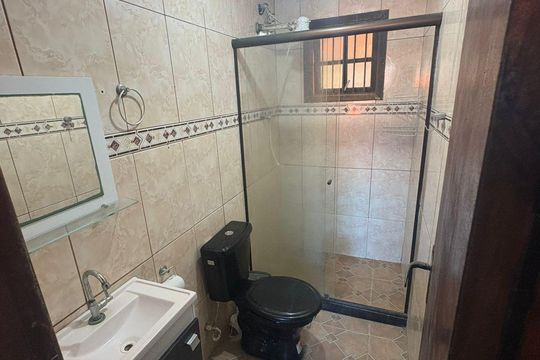 Banheiro de casa para alugar com 4 quartos, 480m² em São José de Imbassai, Maricá