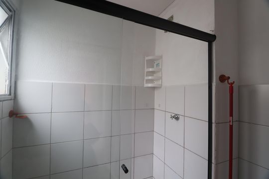 Banheiro de apartamento para alugar com 2 quartos, 48m² em Guajuviras, Canoas