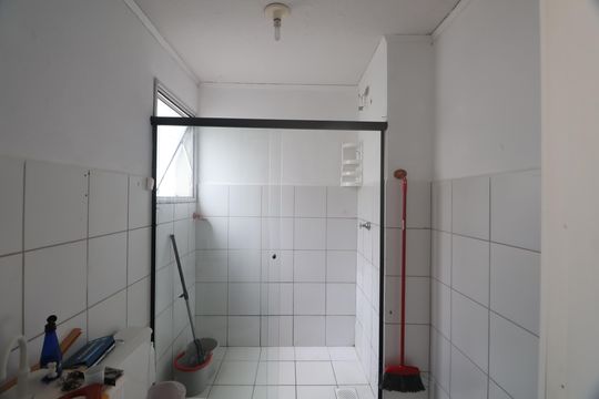 Banheiro de apartamento para alugar com 2 quartos, 48m² em Guajuviras, Canoas