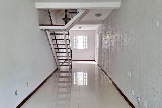 Sala de casa de condomínio à venda com 3 quartos, 115m² em Matapaca, Niterói