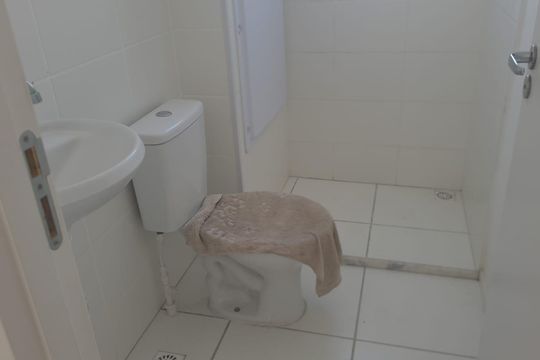 Banheiro de apartamento para alugar com 2 quartos, 47m² em Padre Miguel, Rio de Janeiro