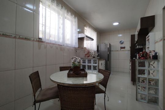 Cozinha  de casa de condomínio à venda com 5 quartos, 218m² em Taquara, Rio de Janeiro