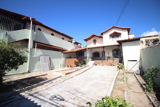Quintal de casa à venda com 4 quartos, 434m² em Lindéia, Contagem