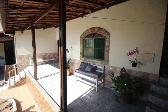 Quintal de casa à venda com 4 quartos, 434m² em Lindéia, Contagem