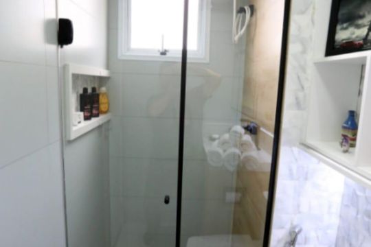 Banheiro de kitnet/studio para alugar com 1 quarto, 27m² em Vila Ré, São Paulo