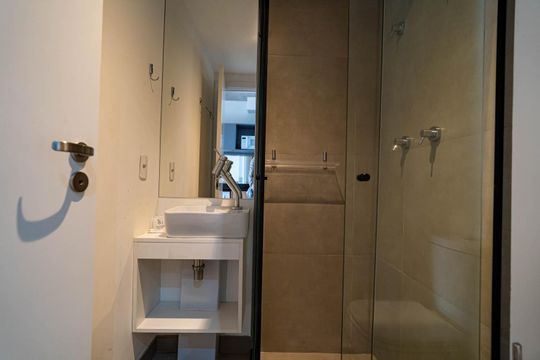 Banheiro de kitnet/studio para alugar com 1 quarto, 24m² em Bela Vista, São Paulo