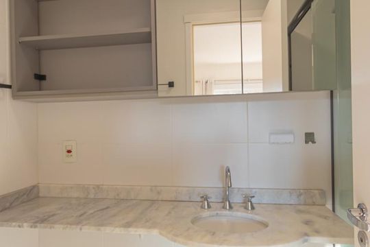 Banheiro da Suíte de apartamento para alugar com 2 quartos, 61m² em Marechal Rondon, Canoas