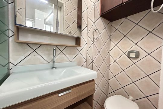 Banheiro da área de serviço  de apartamento para alugar com 3 quartos, 94m² em Itacorubi, Florianópolis