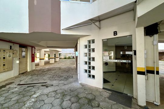 Fachada do bloco de apartamento para alugar com 3 quartos, 94m² em Itacorubi, Florianópolis