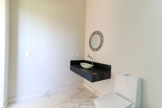 Banheiro da Suíte 2 de casa para alugar com 2 quartos, 420m² em Condomínio Chácaras do Alto da Nova Campinas, Campinas