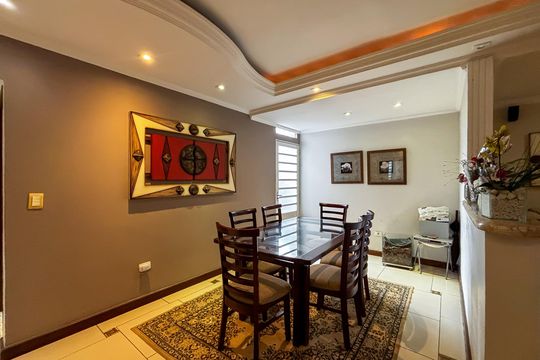 Casa à venda com 3 quartos, 230m² em Jardim Rosa Maria, São Paulo
