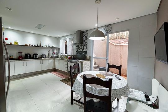 Casa à venda com 3 quartos, 230m² em Jardim Rosa Maria, São Paulo