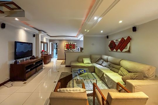 Casa à venda com 3 quartos, 230m² em Jardim Rosa Maria, São Paulo